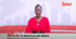 Nachrichtensprecherin in rotem Oberteil, schwarzem Gürtel und Brille; Text: „NEWS NOW THE STORY OF MEKATILILI WA MENZA“ und „tv47“.