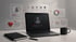 Ein Laptop zeigt ein Benutzerprofil, umgeben von schwebenden digitalen Dashboards mit Icons, Diagrammen und einem Rubin.