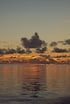 Wolken über dem Meer im Abendlicht