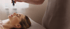 Eine Frau erhält eine kosmetische Gesichtsbehandlung mit einem Laser- oder Lichttherapiegerät in einem Spa.
