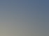Drei weiße Werbefahnen mit dem Logo von Tewes-Kampelmann wehen vor einer grauen Fassade unter blauem Himmel.