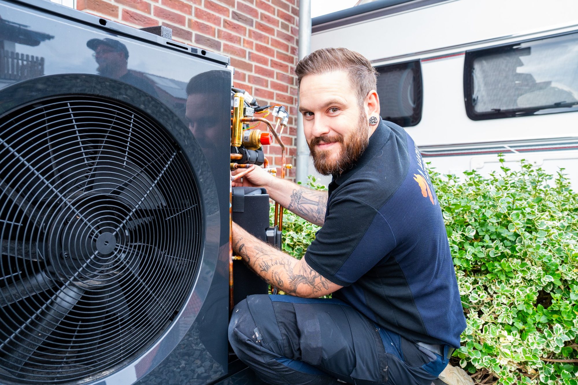 Marvin Hengst an der Wärmepumpe
