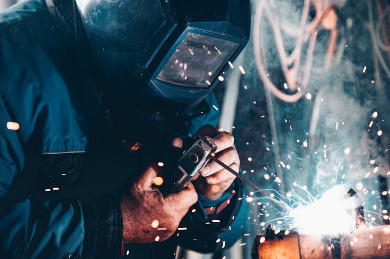 Handwerksteam bespricht die Planung einer Heizungsmodernisierung
