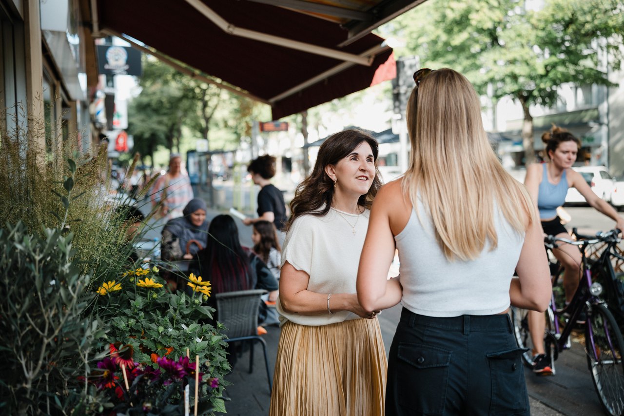 Foto: Teresa im Gespräch, Kölner Westen