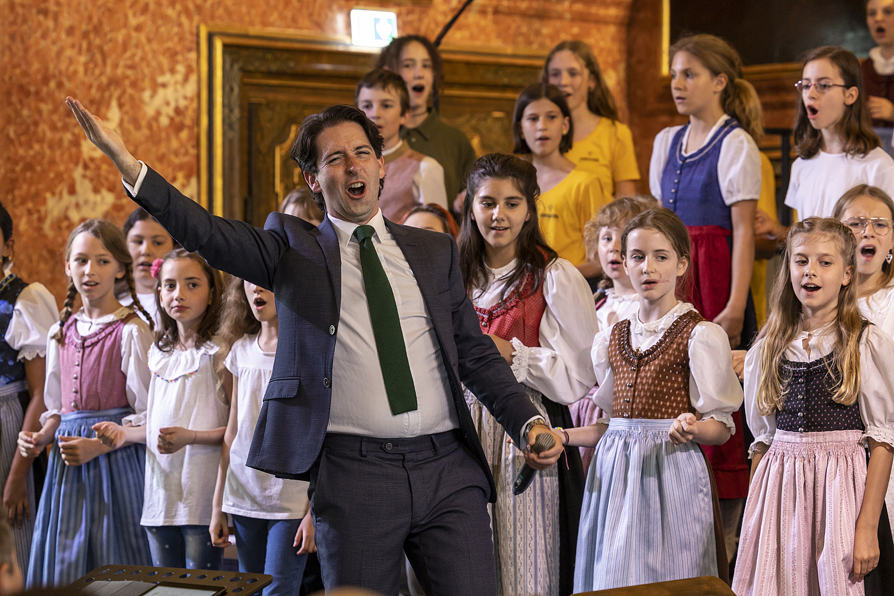 VOCES8 conducting the workshop choir at the festival finale in the Minoritensaal, Voices of Spirit 2022, Graz