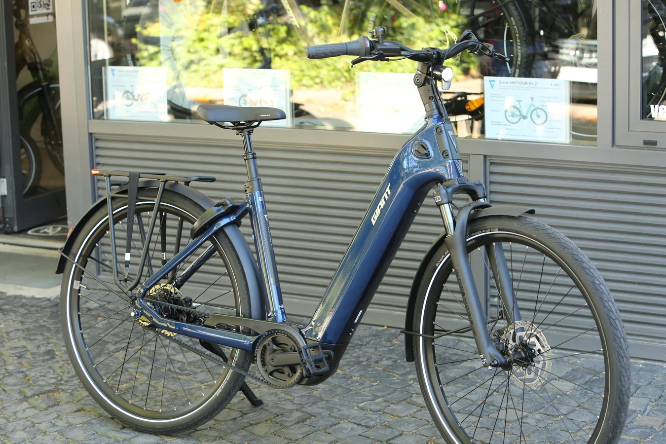 Dunkelblaues eBike vor dem Veloman eBike-Center