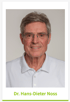 Porträt von Dr. Hans-Dieter Noss mit Brille und weißem Poloshirt vor hellem Hintergrund.