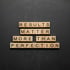 Buchstaben bilden den Satz „RESULTS MATTER MORE THAN PERFECTION“ auf einer dunklen Oberfläche.