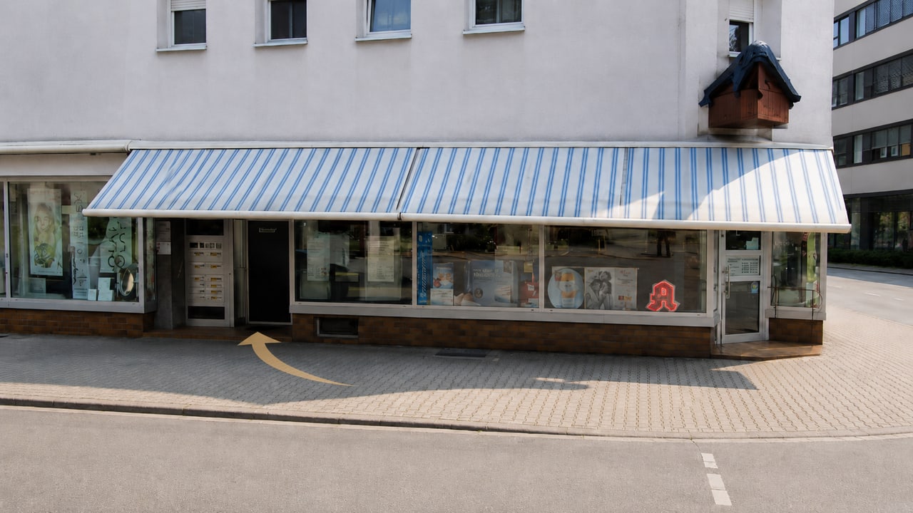 Eingang zum SWON Studio in der Bleichstraße 27 in Pforzheim, ein Pfeil zeigt auf die Eingangstür neben den Schaufenstern