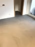 Fugenloser Gussboden in Beige und Grau in einem hellen Raum mit weißen Wänden