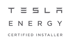 Tesla Energy Certified Installer Logo mit grauem Text auf dunkelgrünem Hintergrund.