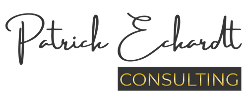 Schriftzug „Patrick Eckhardt Consulting“ in Schwarz und Gold auf dunkelgrünem Hintergrund.