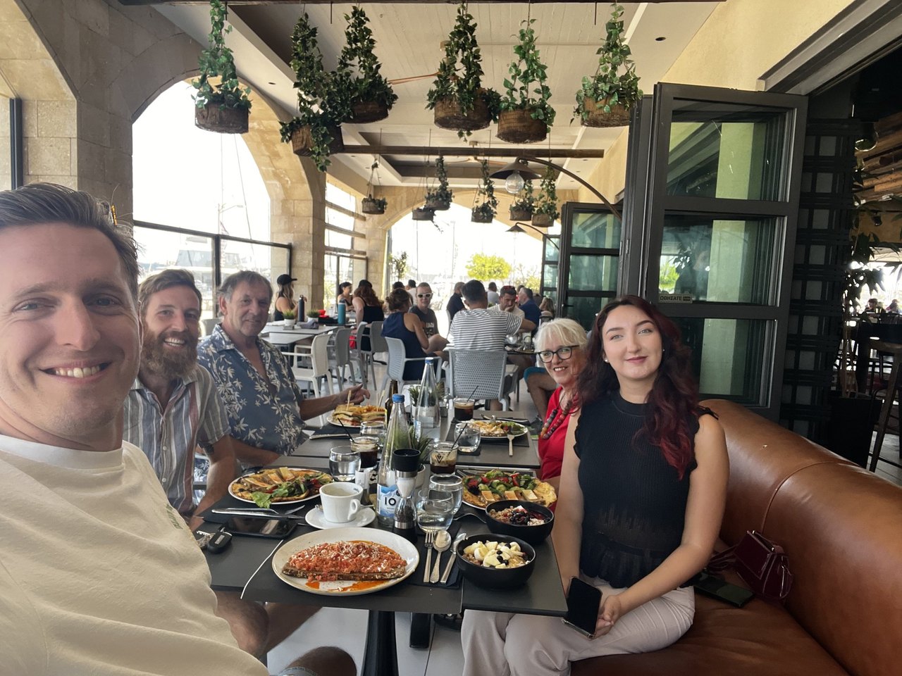 Das Team beim gemeinsamen Mittagessen in der Altstadt von Rhodos