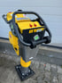 Gelber Stampfer BT60 mit schwarzem Griff auf gepflastertem Boden.
