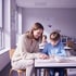 Schulbegleiterin mit Kind
