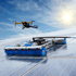 Blauer Solarpanel-Reinigungsroboter auf nassen Solarmodulen mit Drohne und Sonne am Himmel.