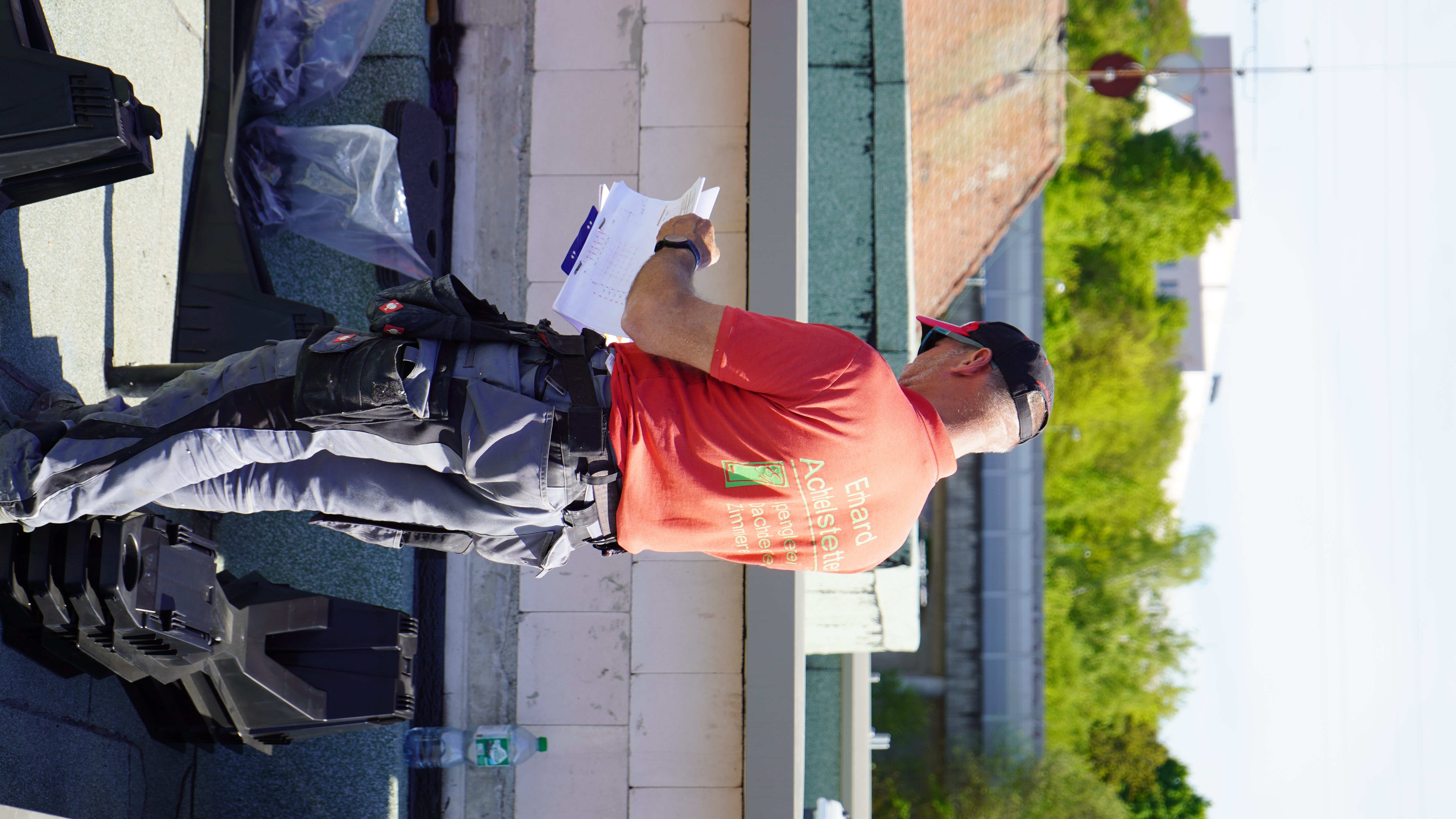 Handwerker auf einer Dachbaustelle