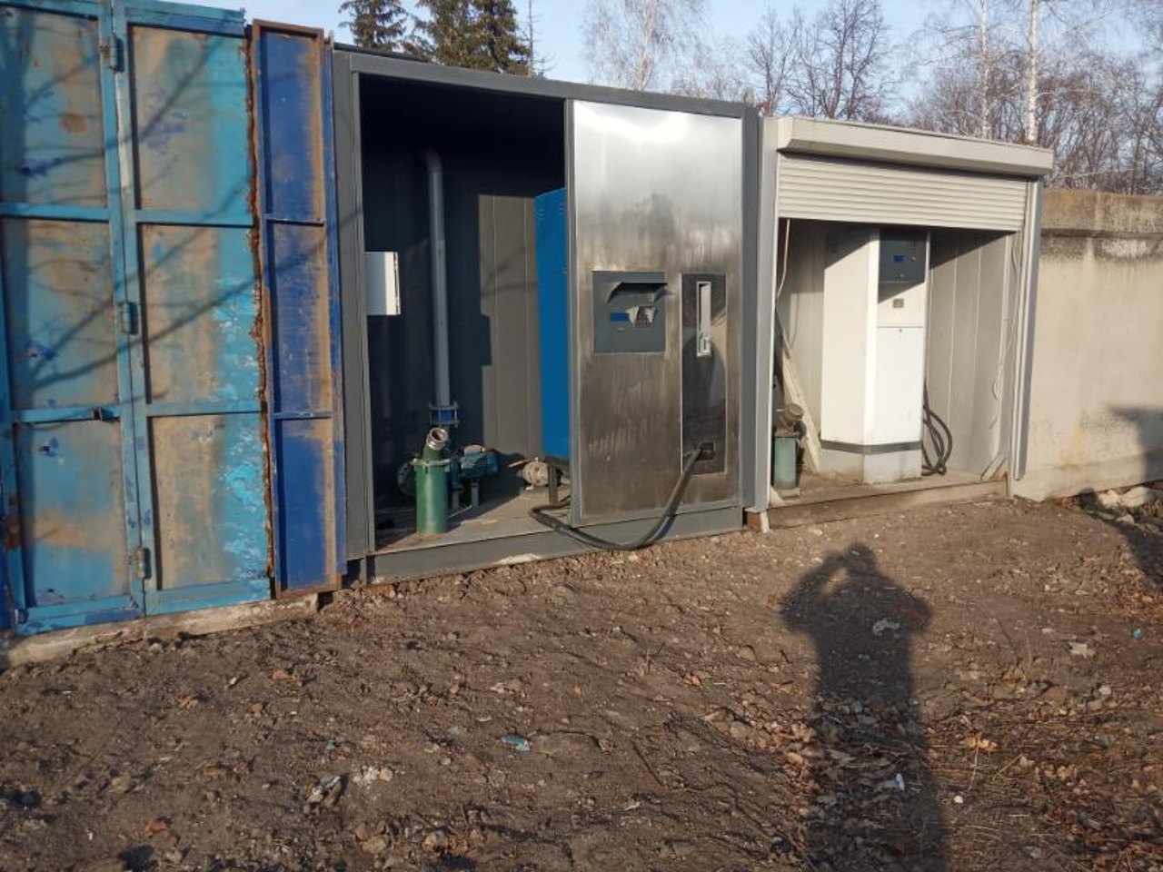 Змонтована контейнерна міні-АЗС на об'єкті: відкритий технологічний відсік з нержавіючим фасадом, роздавальною колонкою та насосним вузлом.