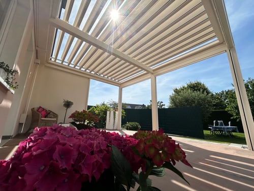 Lamellendach über Terrasse mit Hortensien