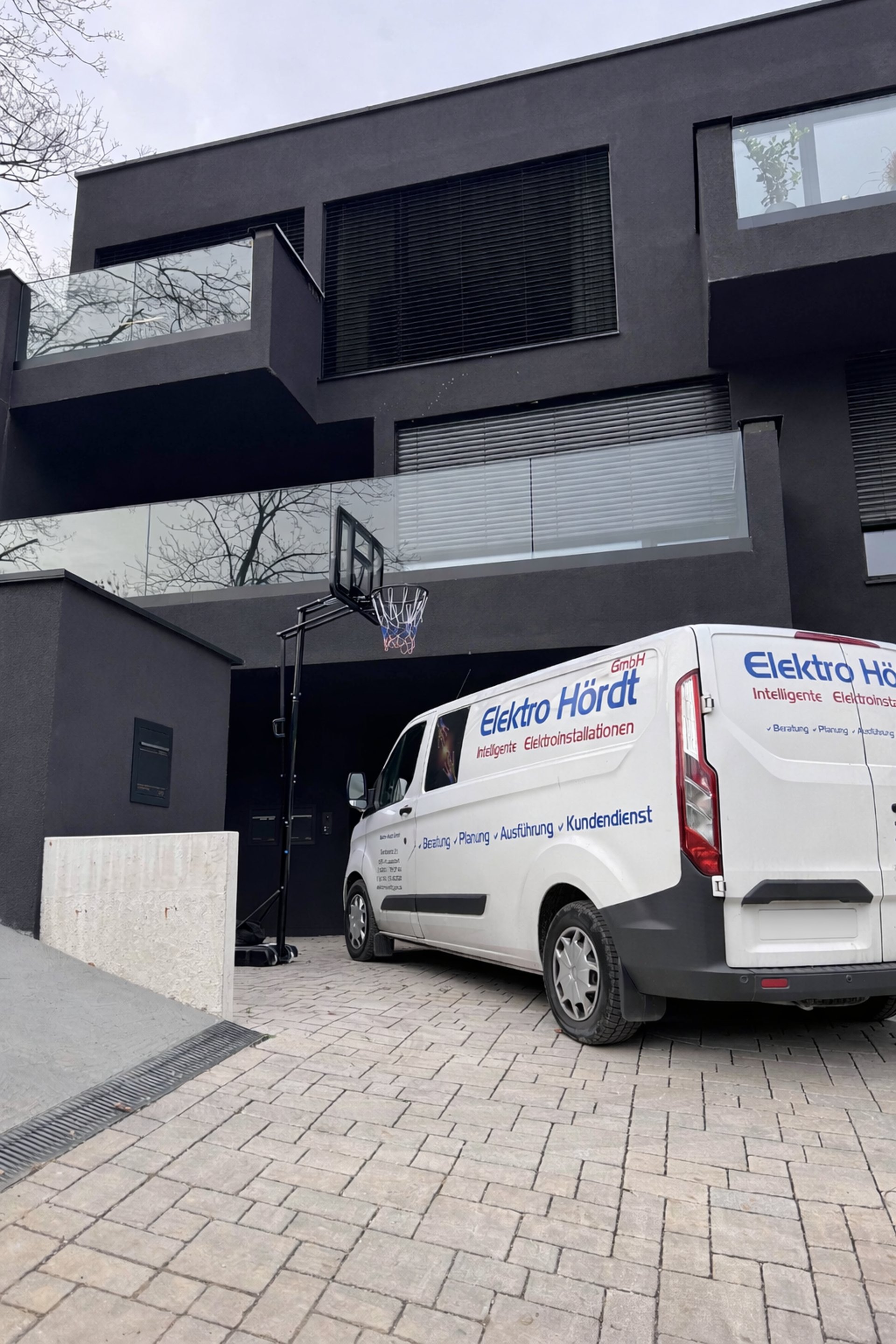 Firmenwagen von Elektro Hördt vor einem modernen Neubau