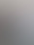 Zwei Bauarbeiter verlegen Dämmmaterial auf einem Dach, einer besprüht die Oberfläche, der andere rollt die Isolierung aus.
