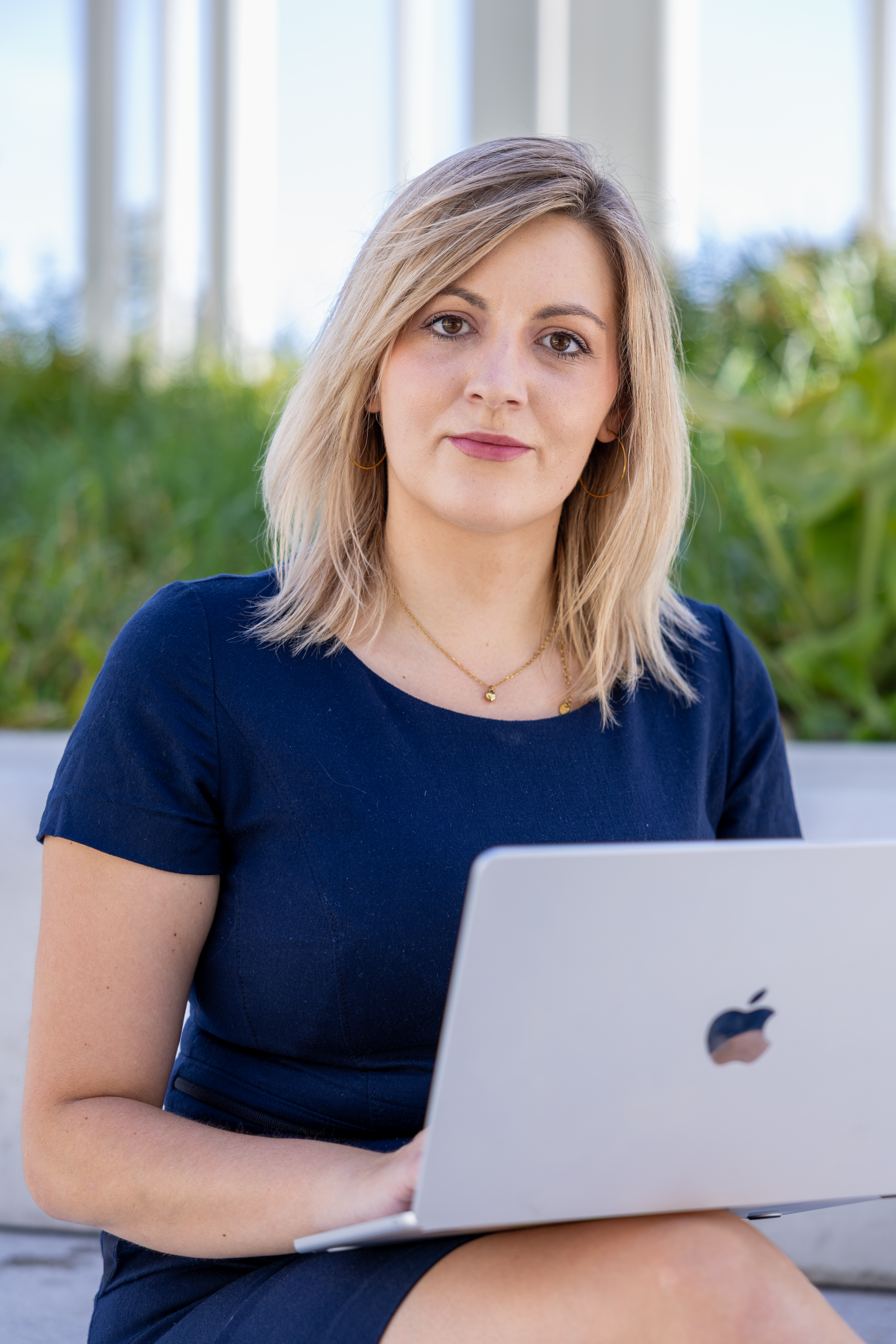 Businessporträt von Katja Künzel im Freien in Leipzig.