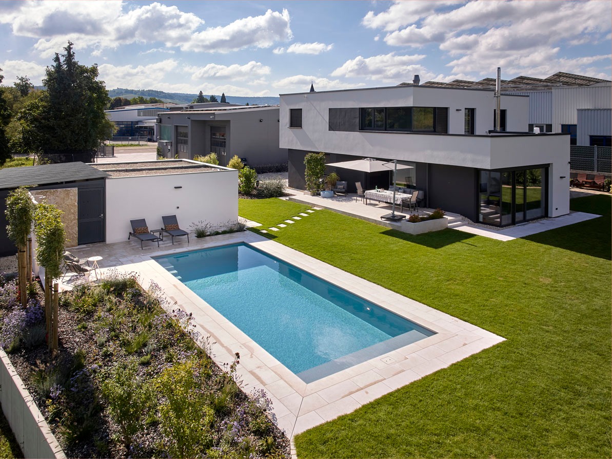 Fertiggestellter Pool mit umliegender Gartengestaltung – Poolbau Hirsch, Poolbau Stuttgart