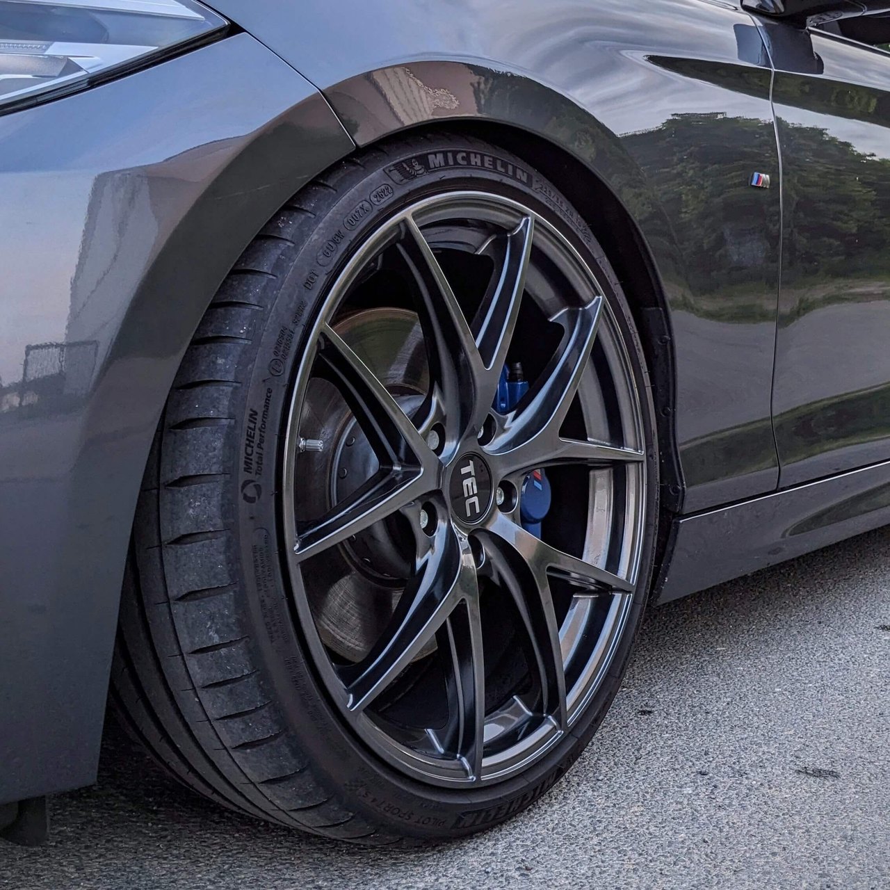 Nahaufnahme einer schwarzen TEC Speedwheels Felge