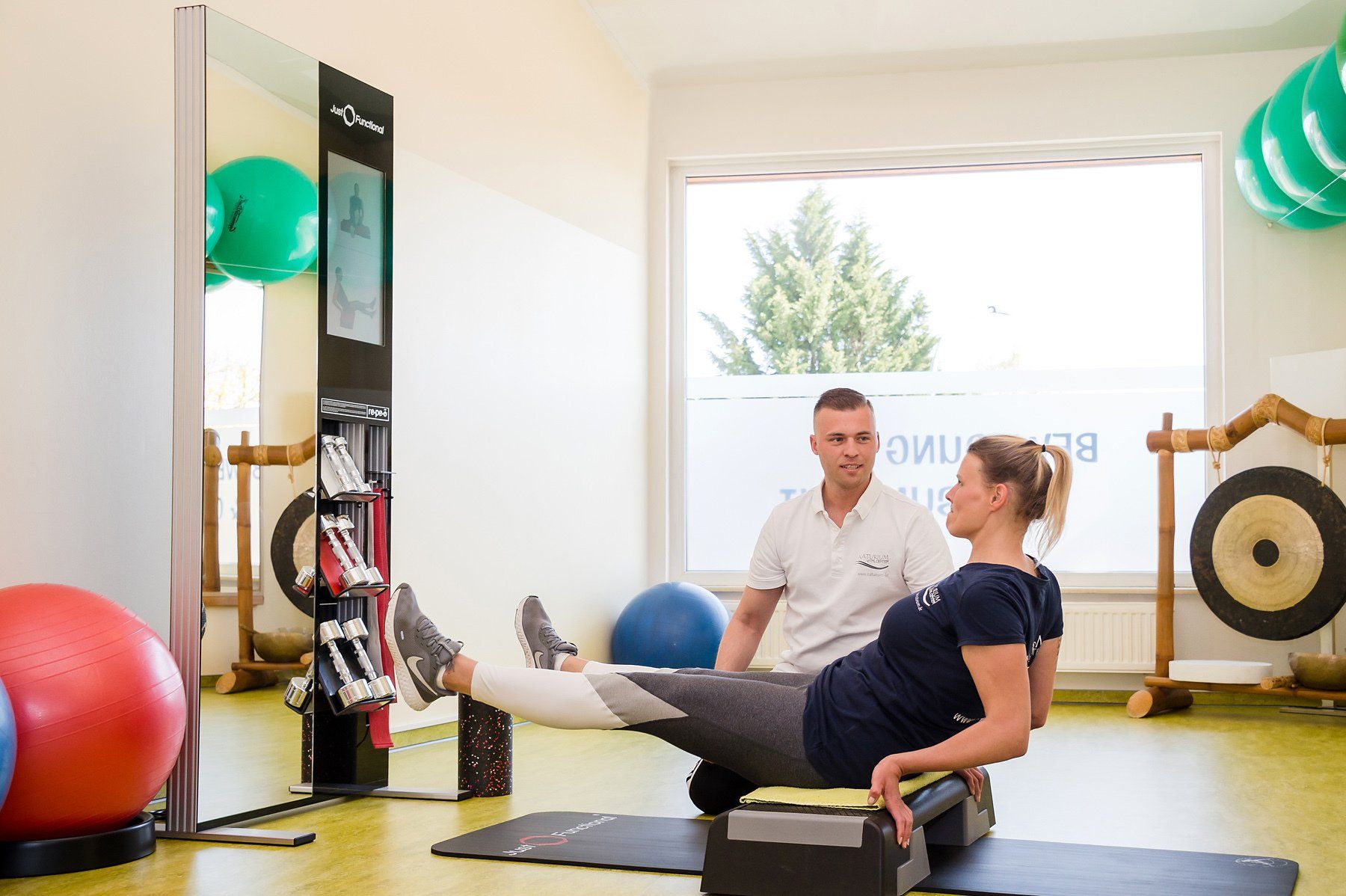 Therapeut betreut Patientin beim Training im Naturium Vitalcenter Glindow
