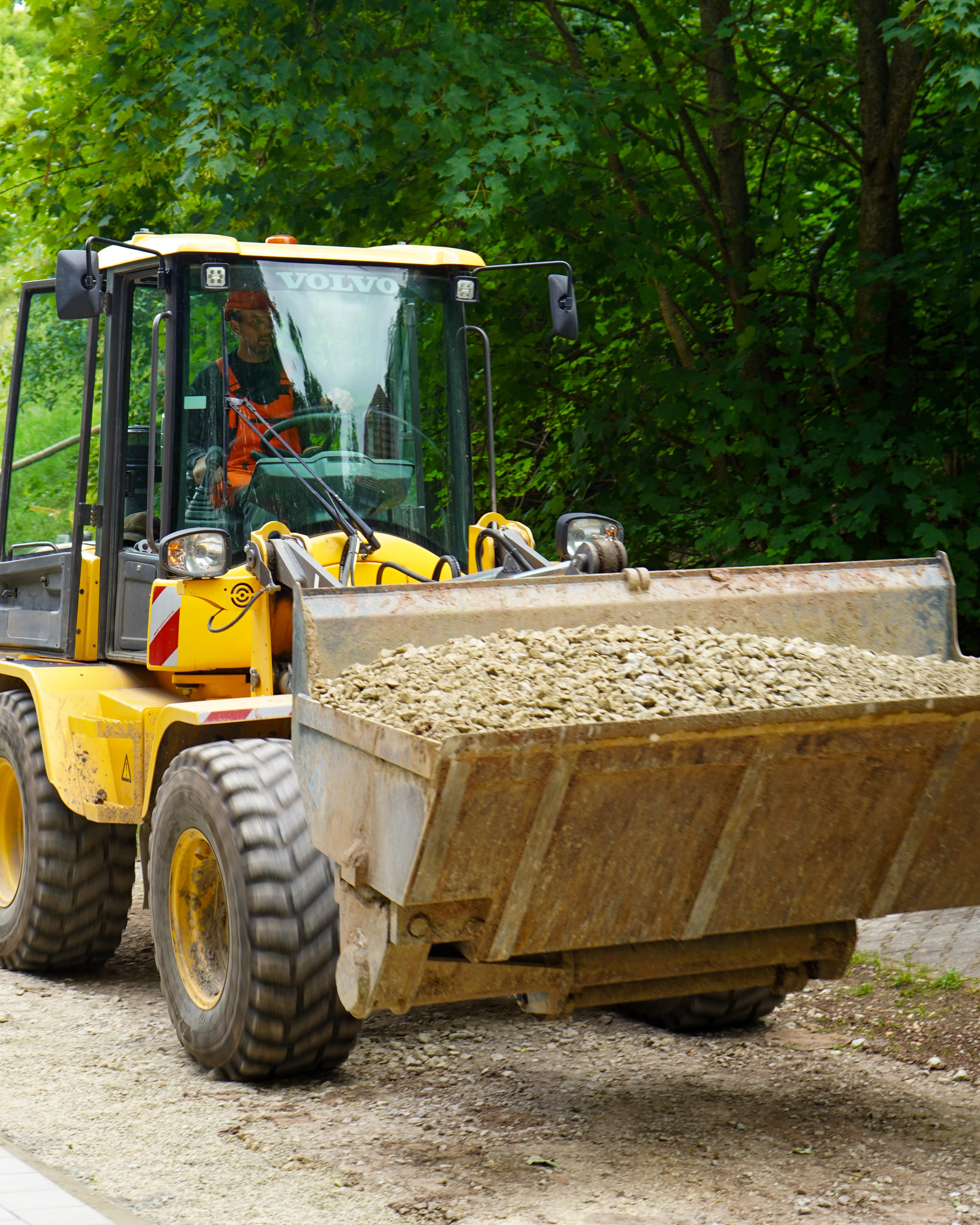 Mitarbeiter mit Helm auf der Baustelle