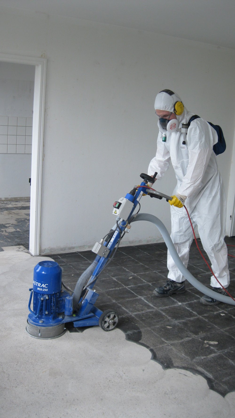 Abschleifen von asbesthaltigem Bitumenkleber