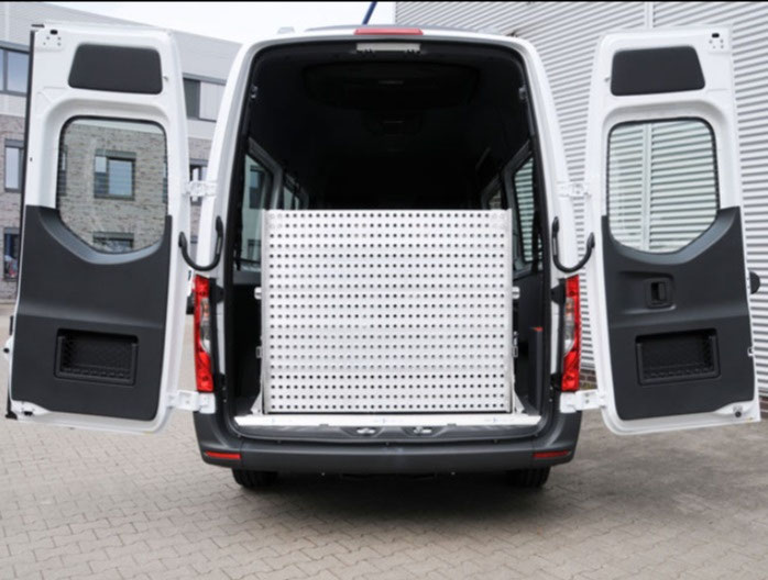 Sprinter mit Heckabsenkung und Auffahrrampe – Bild 3