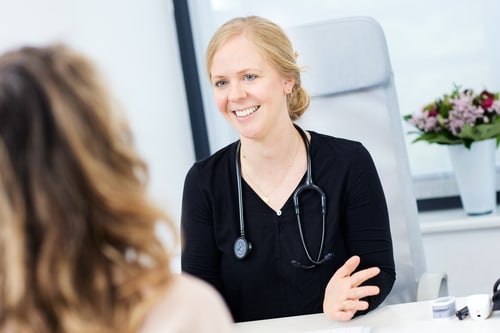 Arzt im Gespräch mit einer Patientin
