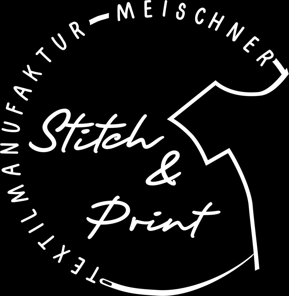Logo der Textilmanufaktur Meischner mit dem Schriftzug Stitch & Print in Schreibschrift innerhalb einer Nähnadel-Kontur.