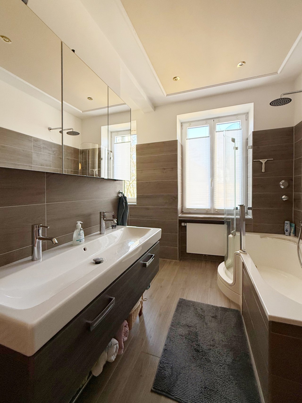 Tageslichtbad mit Doppelwaschtisch und Badewanne