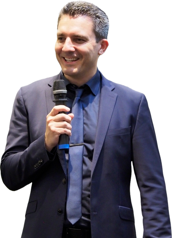 Arne Elsner mit Mikrofon auf der Bühne eines TradingBrothers-Seminars