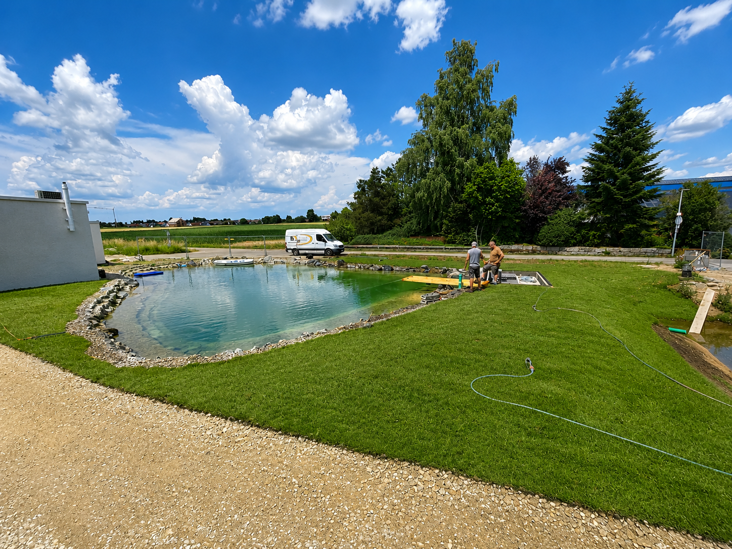 Neubau eines hochwertigen Schwimmteichs inklusive professioneller Rasenanlage und harmonischer Gartengestaltung.