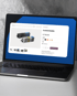 Ein Laptop zeigt eine Website mit einem Produkt, "Customizable", für 750,00 $ und zwei modularen Gehäusen.