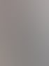 Tätowierung von Sirius Black aus Harry Potter, der ein Schild mit der Aufschrift „AZKABAN PRISON X139“ hält, umgeben von Zeitungstext.