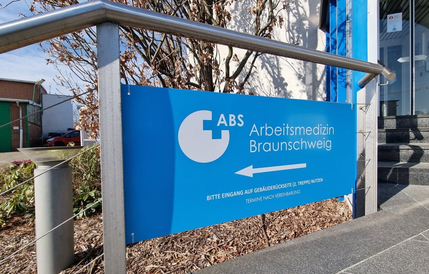 Arzt bei einer arbeitsmedizinischen Untersuchung