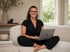 Stephanie Sproll mit MacBook im Arm
