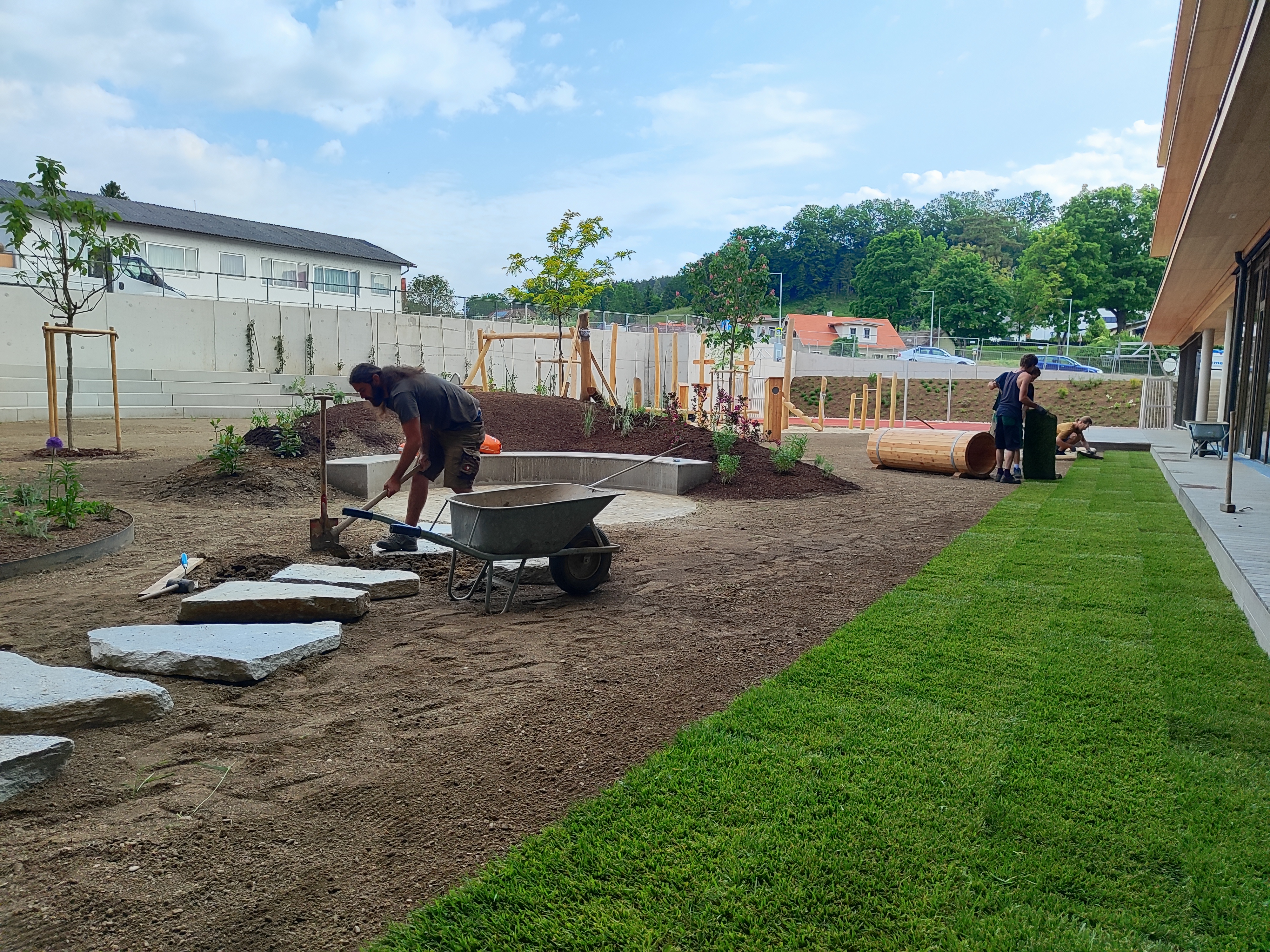 Garten Pfleger bei der Arbeit