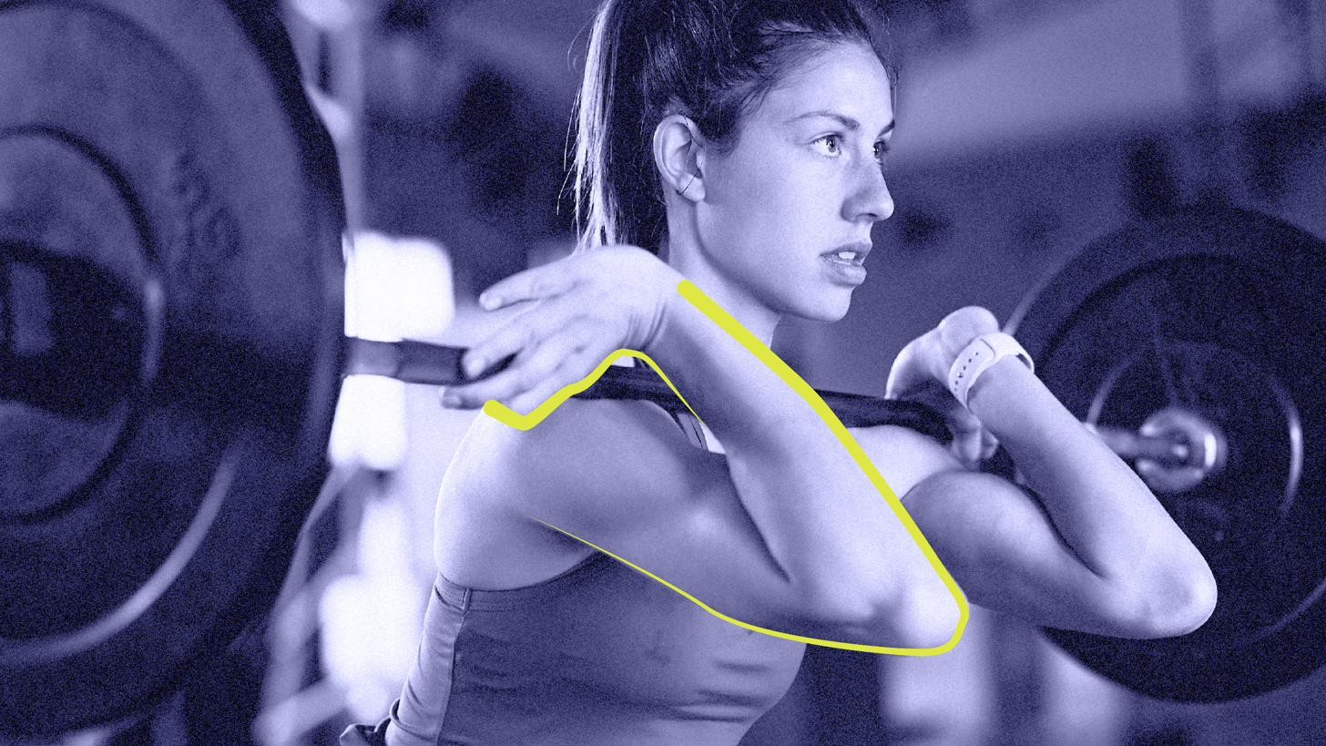 Frau beim Krafttraining mit Langhantel