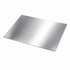 Quadratisches, gebürstetes Edelstahlblech auf weißem Hintergrund.