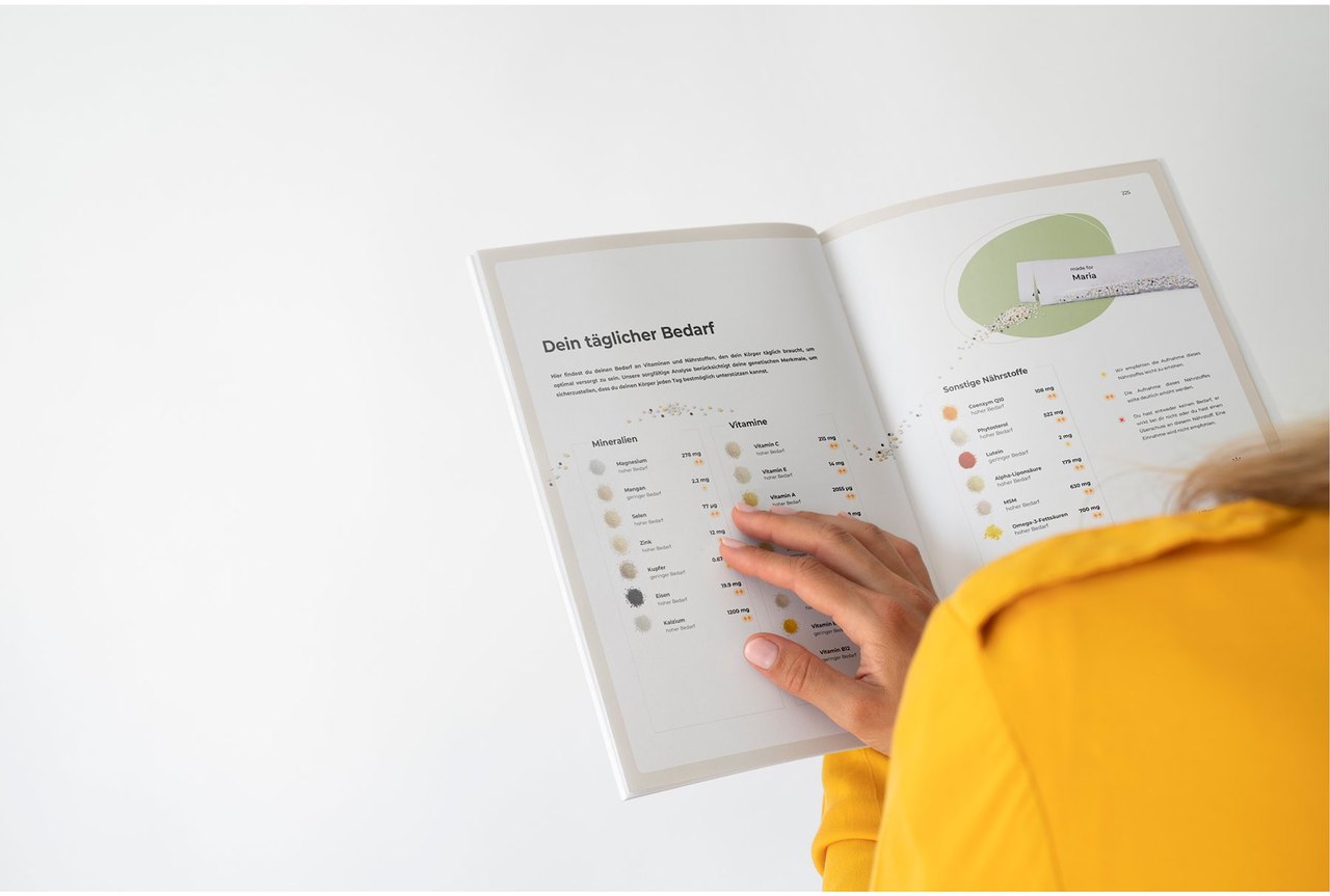 Frau liest in ihrem persönlichen Analysebericht
