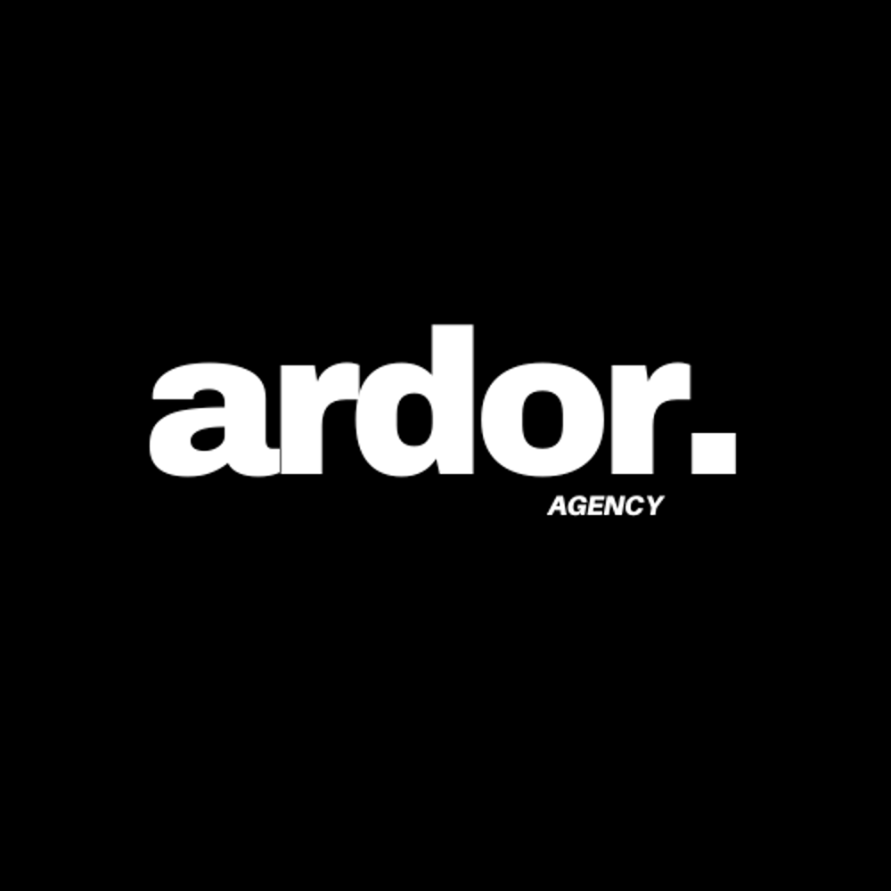 Ardor. Agency Logo: „ardor.“ in großer weißer Schrift, darunter „AGENCY“ in kleinerer weißer Schrift auf Schwarz.