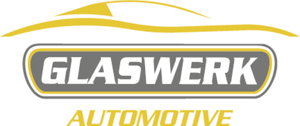 Logo "GLASWERK AUTOMOTIVE" in Weiß und Gelb mit der Silhouette eines Autos auf grünem Hintergrund.