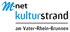 M-net kulturstrand am Vater-Rhein-Brunnen Logo in Blau und Schwarz auf dunkelgrünem Hintergrund.
