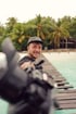 Ein Mann auf dem Steg hält eine Kamera in Richtung Fotograf