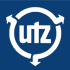 Grünes „utz“-Logo in einem kreisförmigen Recyclingpfeil-Dreieck auf dunkelblauem Hintergrund.